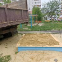 Выполнена поставка песка в песочницы по адресу: ул. Лядова, 32, 36