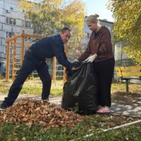 В рамках комплексного благоустройства придомовой территории состоялся плановый субботник во дворе домов № 37, 41, 43 и 45 по пр-кту Строителей.
